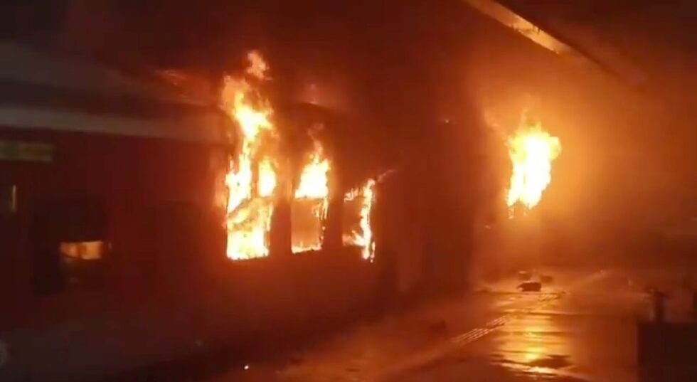 Deccan Alert | Tragedy on Tata Nagar–Ernakulam Express: One Passenger Perishes in Fire at Anakapalli District