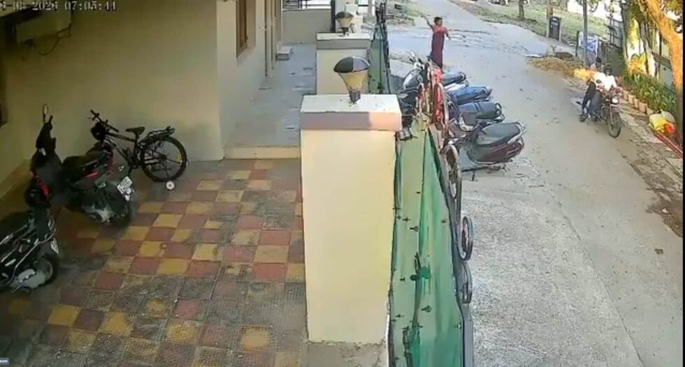 Deccan Alert | Hanamkonda Chain Snatching Incident: Woman Throws Container at Suspects as Police Launch Investigation